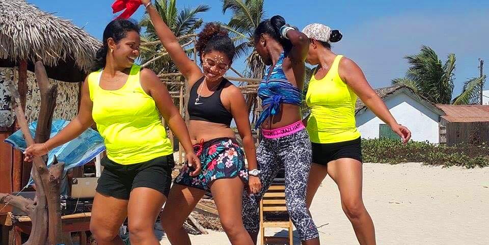 MORONDAVA, AMBIANCE LADIES SUR LA PLAGE